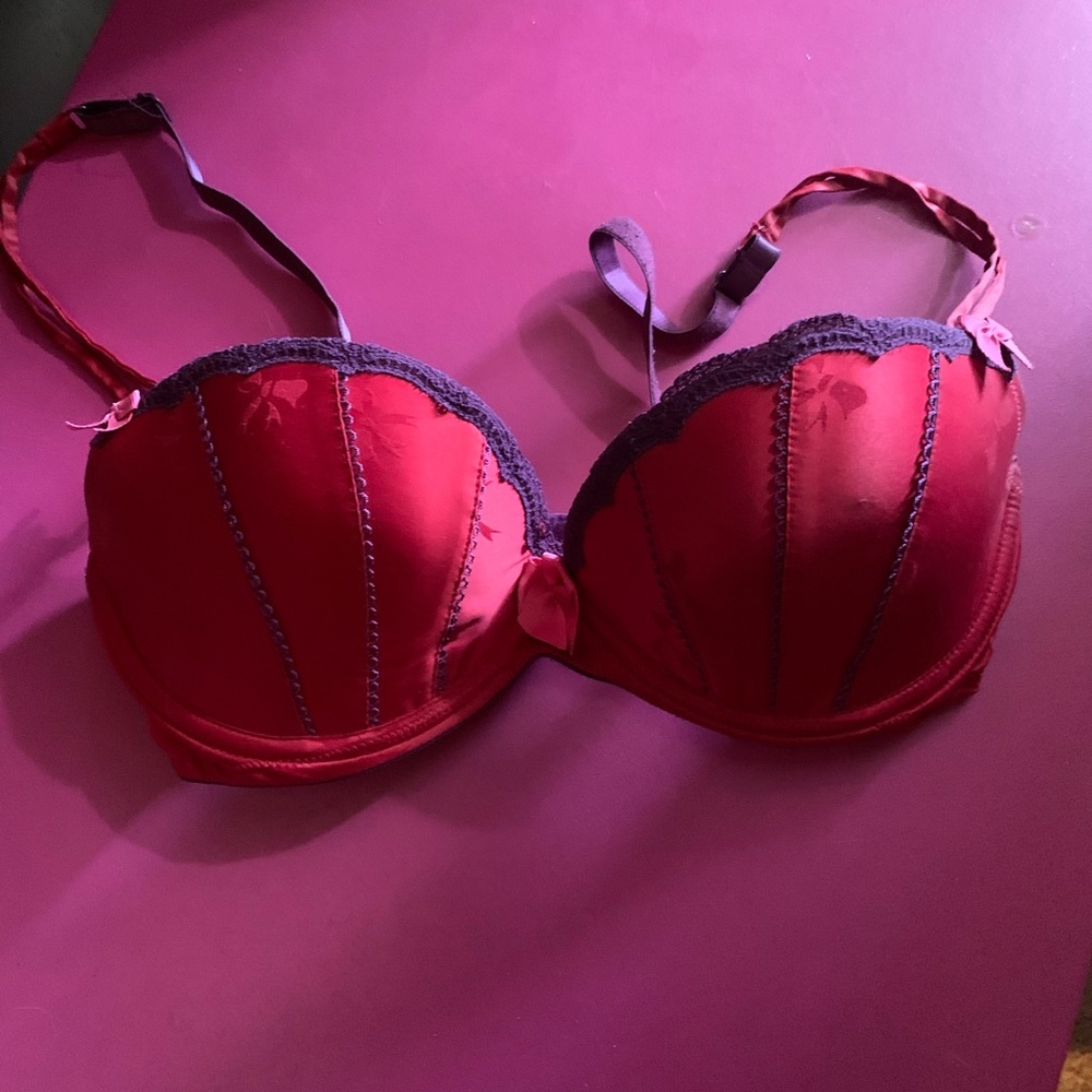 Victoria’s Secret push up bra 34 d very sexy great condition